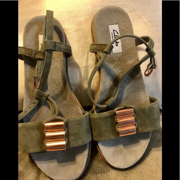 Like new great sandals by Clarks size 6 medium - Picture 1 of 2